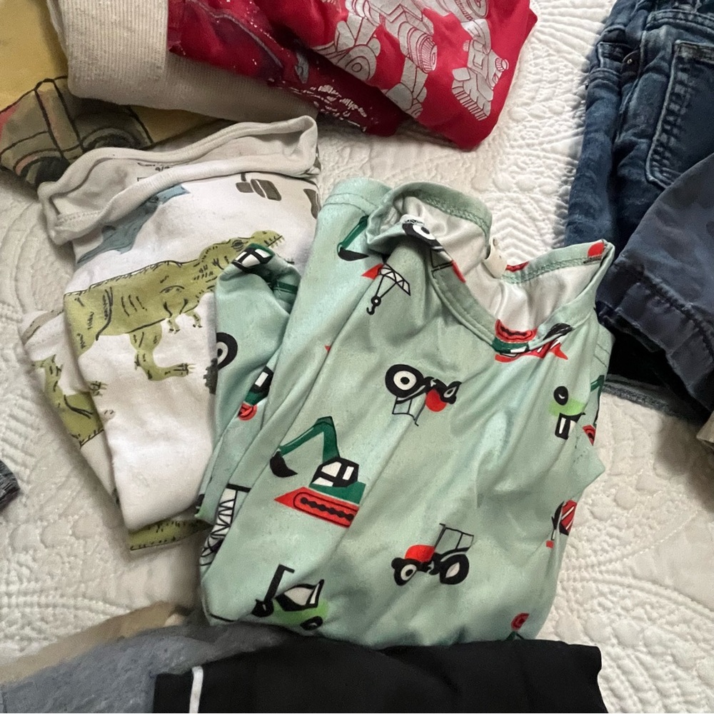 Boys 4T - 4/5 Lot Clothes Bundle Shirts Pants Shorts Pajamas Button Up Play - Picture 4 of 9